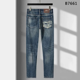 Burberry's new affordable luxury high-end jeans-4930  